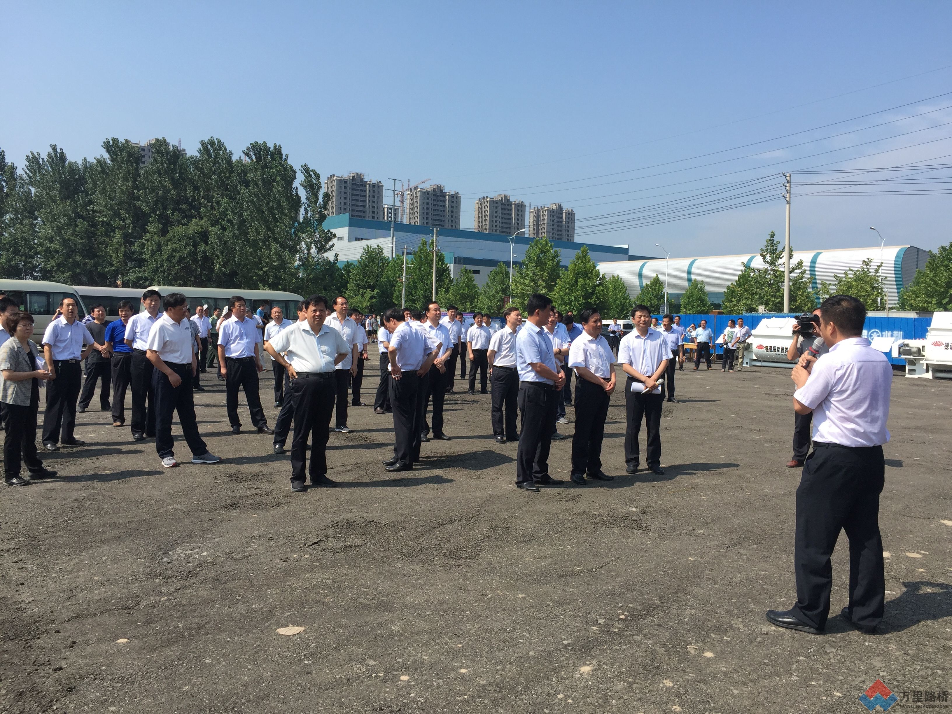 許昌市委書記武國(guó)定、市長(zhǎng)胡五岳帶隊(duì)觀摩萬(wàn)里路橋振動(dòng)攪拌產(chǎn)業(yè)園建設(shè)情況