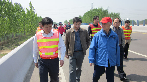中國工程院沙慶林院士蒞臨養(yǎng)護(hù)公司尉許高速公路養(yǎng)護(hù)段實(shí)地調(diào)研