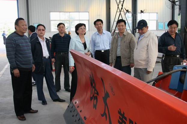 省民營企業(yè)家協(xié)會(huì)理事長張世英調(diào)研路太養(yǎng)路機(jī)械新技術(shù)應(yīng)用產(chǎn)業(yè)化