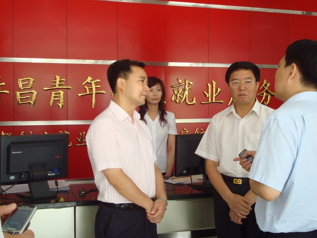 團省委書記何雄、市委書記毛萬春蒞臨青創(chuàng)中心調(diào)研