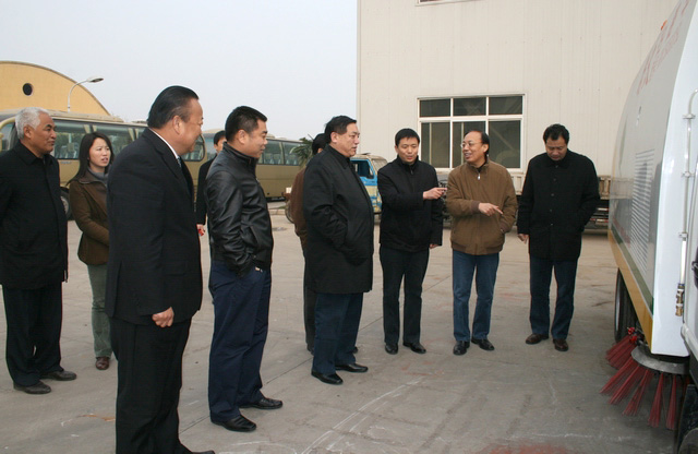 省公路學(xué)會(huì)理事長(zhǎng)劉章土一行蒞臨我公司考察指導(dǎo)工程技術(shù)中心研發(fā)工作