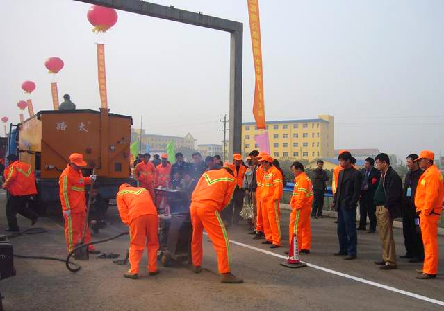 集團公司新技術(shù)、新機械、新材料在全省高速公路職工技能競賽中全面展示
