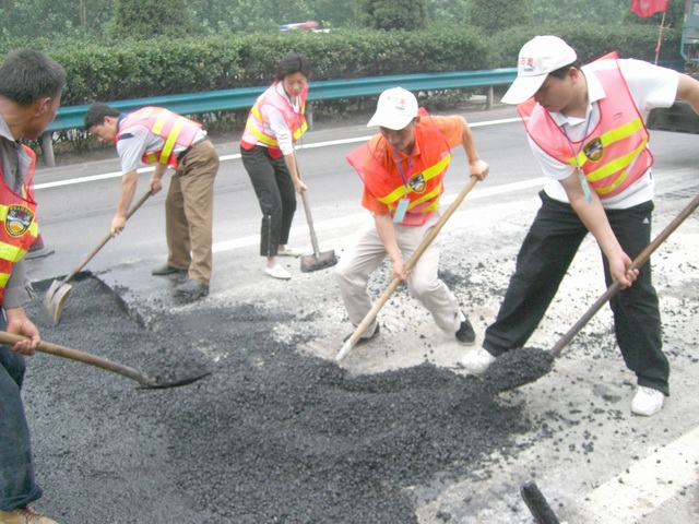 公司總部黨員到工地一線參加勞動(dòng)