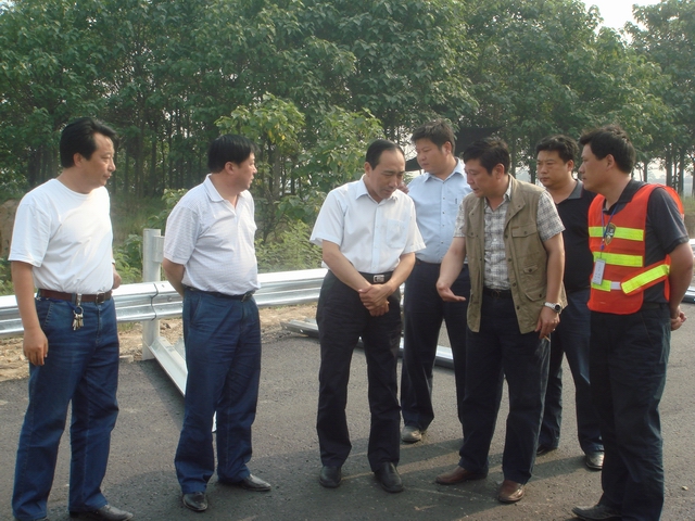 省交通廳副廳長(zhǎng)李慶瑞蒞臨我公司連霍高速洛陽工地檢查指導(dǎo)