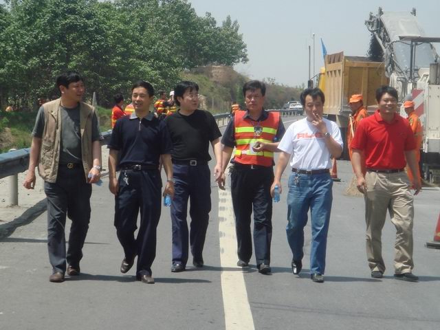 省高速公路管理局張長(zhǎng)留副局長(zhǎng)蒞臨我公司連霍高速洛陽工地檢查指導(dǎo)