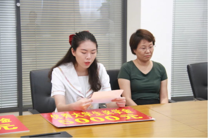 濃濃萬里情，助力大學夢||萬里交科為考入大學的員工子女頒發(fā)獎金