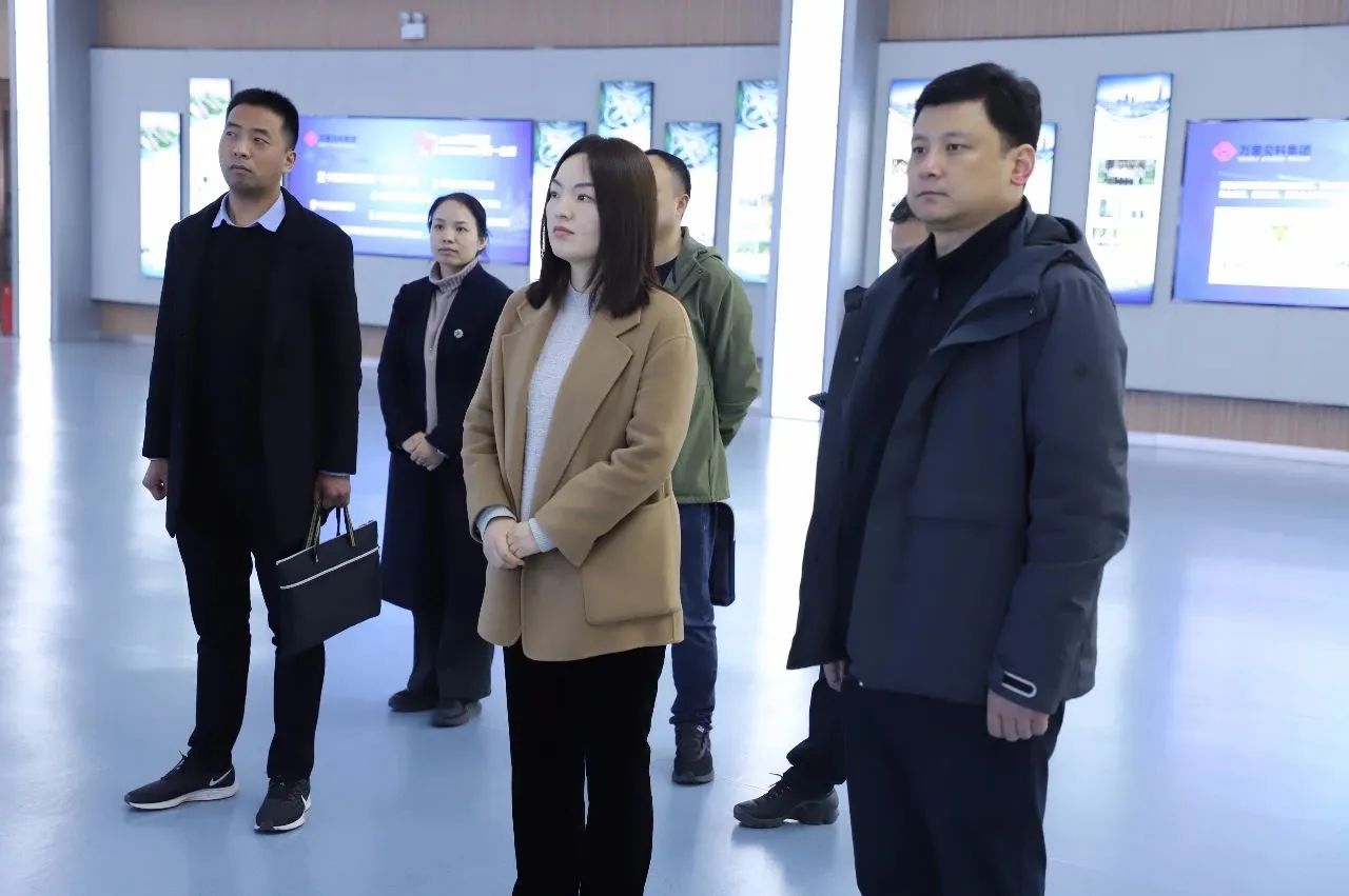 河南省交通運(yùn)輸廳科技處副處長(zhǎng)謝琳一行蒞臨萬里交科智能制造產(chǎn)業(yè)園考察科普基地建設(shè)情況
