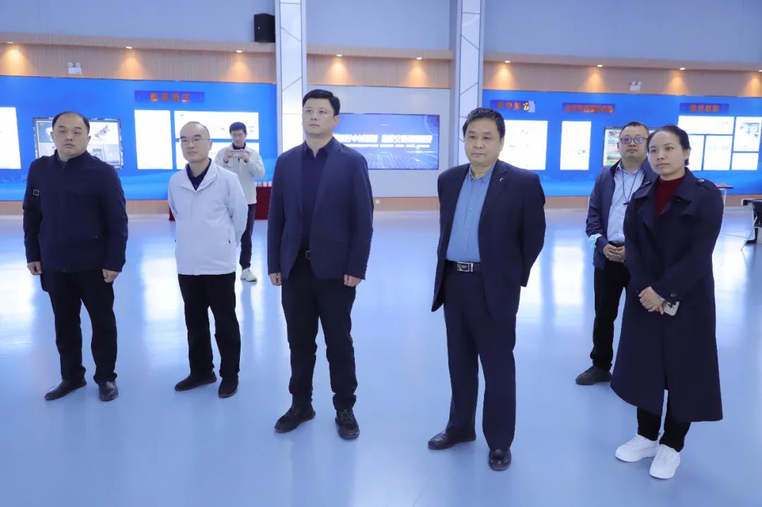 開封大學(xué)土木建筑工程學(xué)院院長(zhǎng)王淵輝一行蒞臨萬里交科智能制造產(chǎn)業(yè)園考察交流