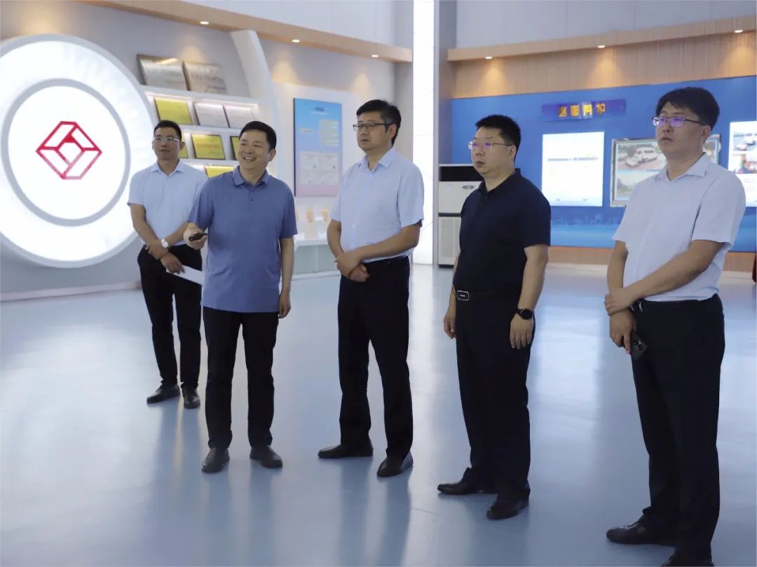 山東省高速養(yǎng)護(hù)集團(tuán)有限公司黨委書記、董事長許尚江一行蒞臨萬里交科智能制造產(chǎn)業(yè)園考察交流