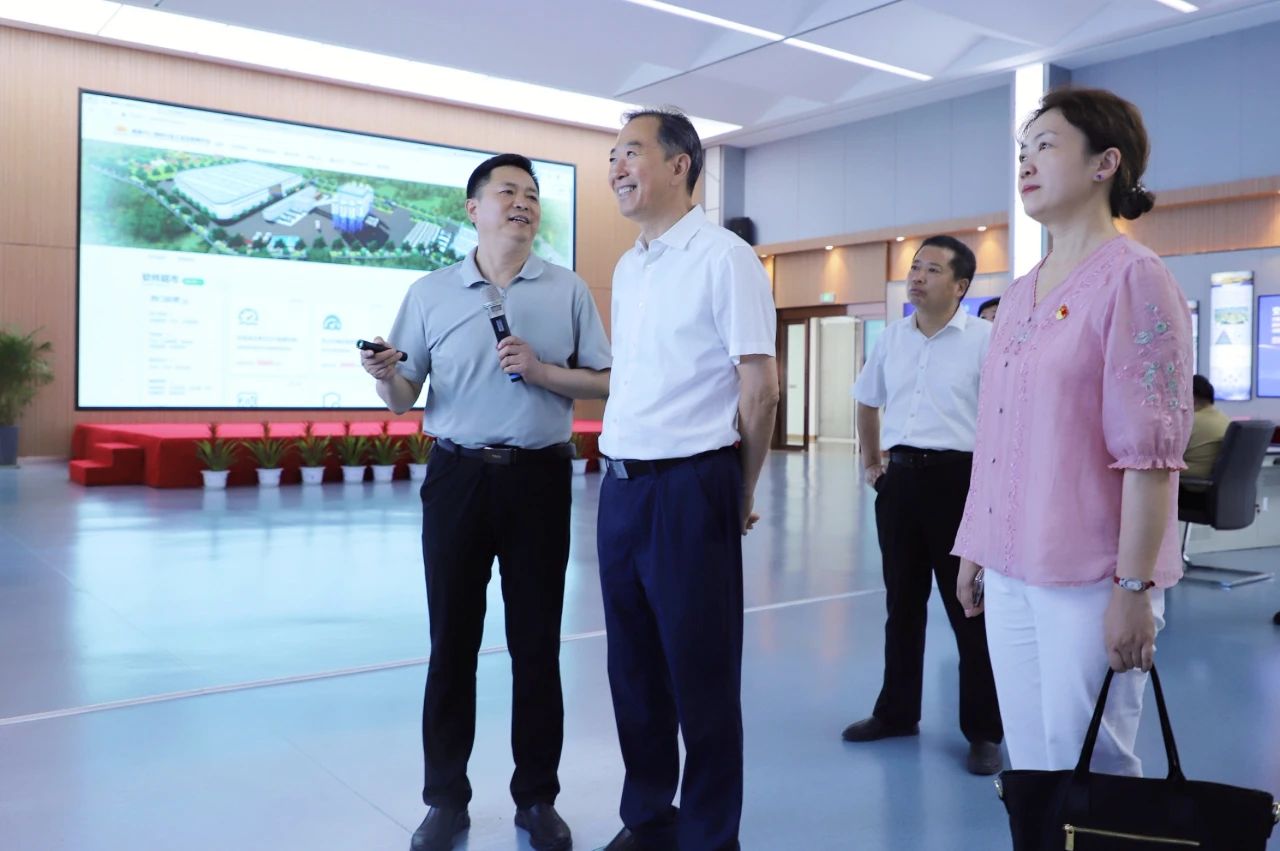 河南省交通運(yùn)輸廳副廳長(zhǎng)宋華東率隊(duì)蒞臨萬(wàn)里交科集團(tuán)開(kāi)展主題黨日與考察調(diào)研活動(dòng)