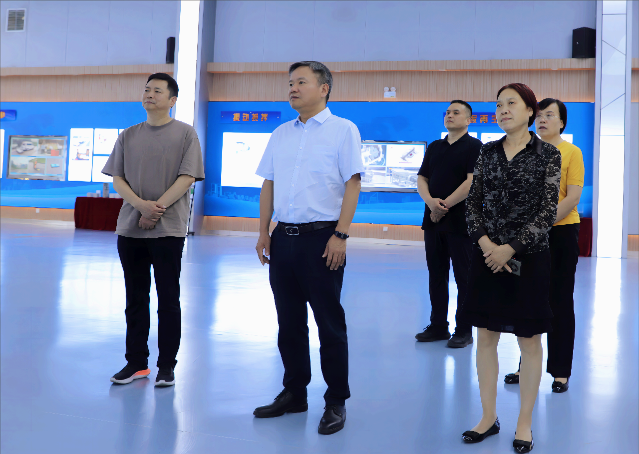 中國科學(xué)院合肥物質(zhì)科學(xué)研究院黨委書記黃晨光一行蒞臨萬里交科集團(tuán)考察調(diào)研