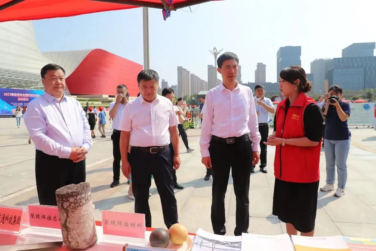 萬里交科集團(tuán)參加2023年許昌市全國科普日活動啟動儀式，作為最新認(rèn)定的許昌市科普教育基地單位現(xiàn)場接受授牌并展示科技創(chuàng)新成果。
