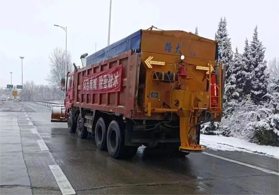 【迎寒而戰(zhàn)·逆雪前行】萬(wàn)里交科養(yǎng)護(hù)裝備助力全國(guó)眾多道路高效除雪融冰、保障春運(yùn)安全！