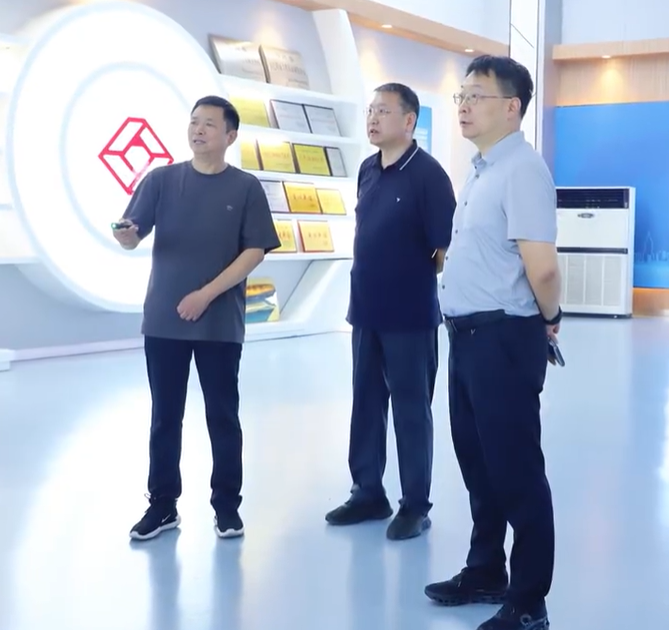 中交養(yǎng)護(hù)集團(tuán)專家考察安陽文明大道路面再生作業(yè)現(xiàn)場(chǎng)<div   id=